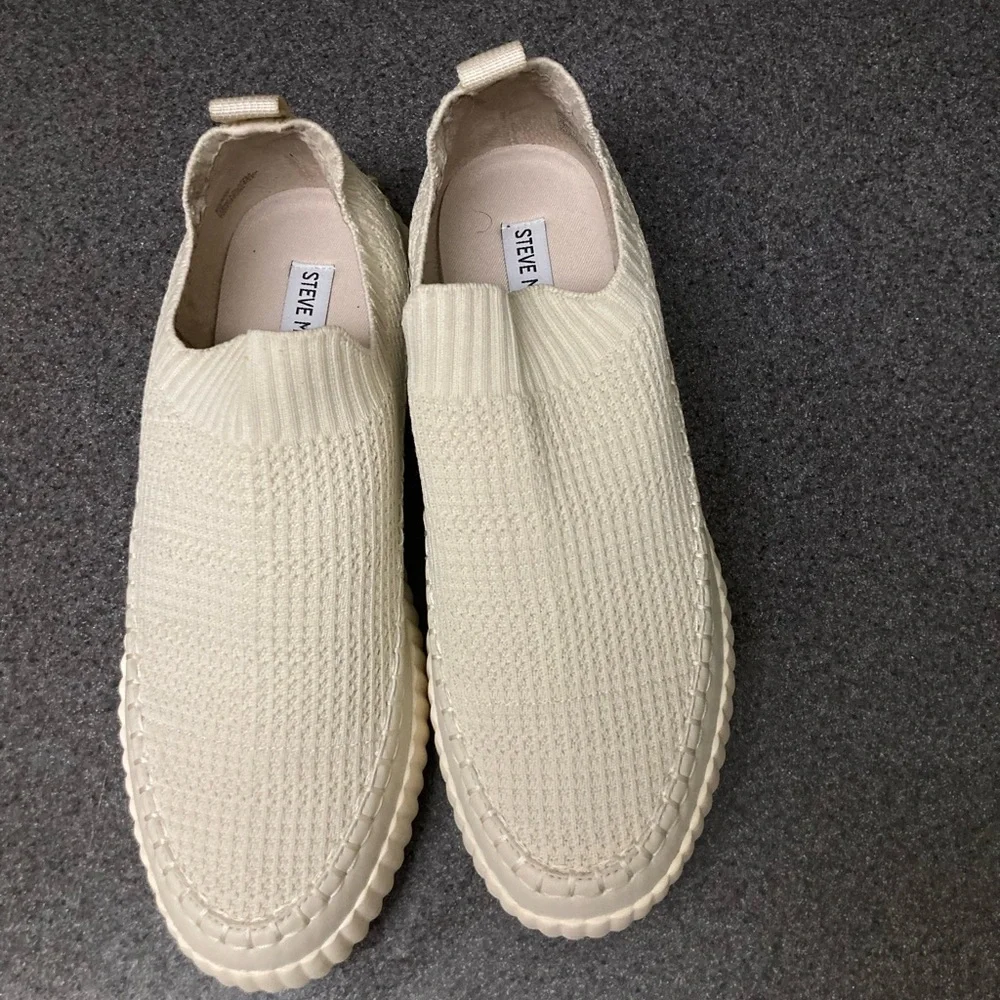 Steve Madden Beige Knit Slip-On Sneakers – Slightly Used.Size 10